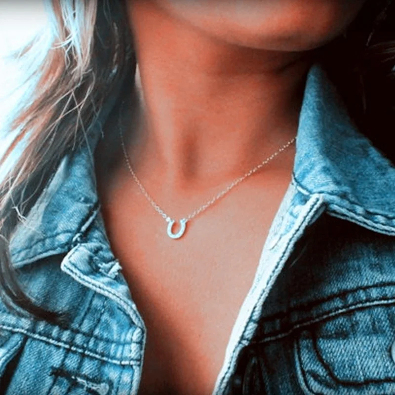 New Fashion Vintage Personality Horseshoe Pendant Necklace for Women Good Luck Letter Necklaces Jewelry Gift
New Fashion Vintage Personality Horseshoe Pendant Necklace for Women Good Luck Letter Necklaces Jewelry Gift