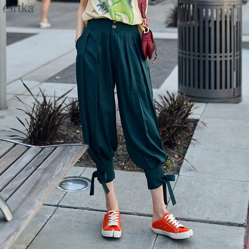 ARTKA 2019 Summer Women Pants Loose Harem Pants For Women Pleated Solid Color Jogger Pants High Waist Calf-Length Pants JK19007
ARTKA 2019 Summer Women Pants Loose Harem Pants For Women Pleated Solid Color Jogger Pants High Waist Calf-Length Pants JK19007