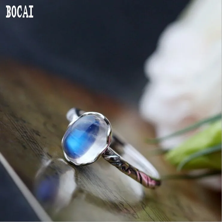 925 sterling silver Thai silver woman's ring hand-set natural blue moonstone ring
925 sterling silver Thai silver woman's ring hand-set natural blue moonstone ring