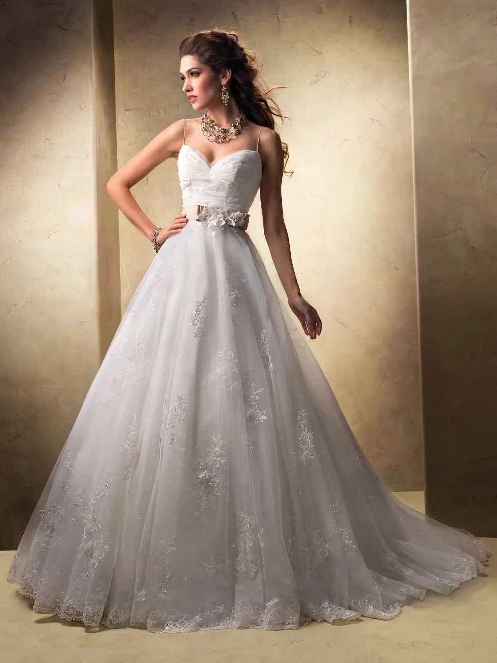 casamento bridal gown belt vestido de noiva sexy new fashionable 2014 new design romantic appliques wedding dress free shipping
casamento bridal gown belt vestido de noiva sexy new fashionable 2014 new design romantic appliques wedding dress free shipping