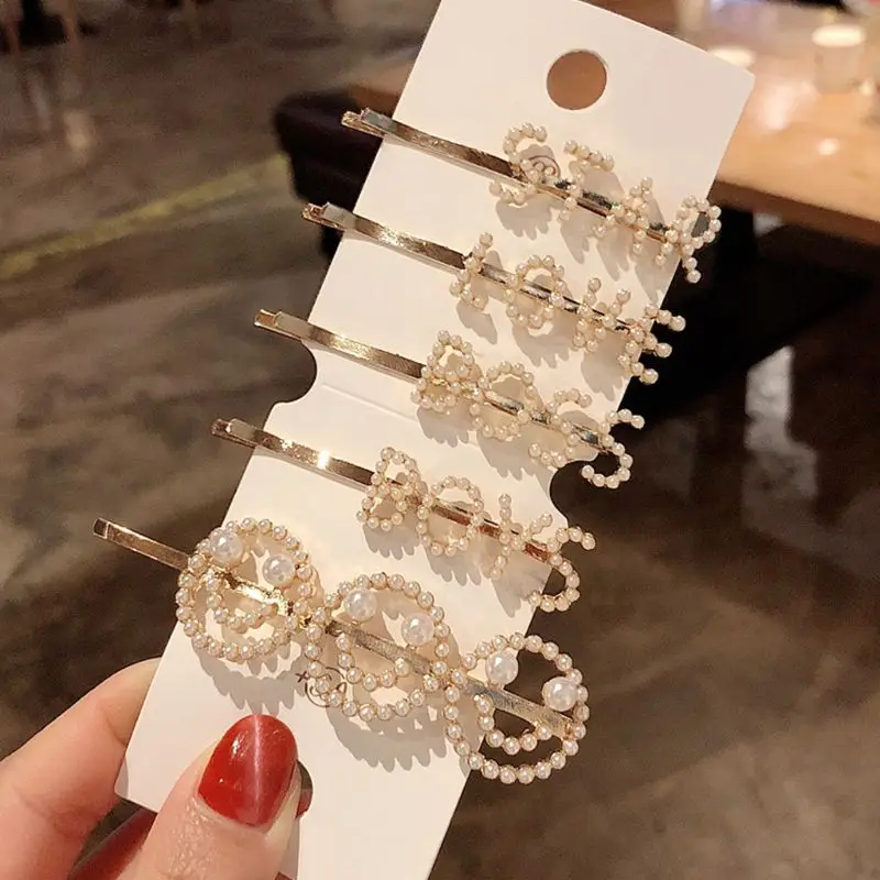 Minimalist Simple Metallic One Word Hair Clips Women Alphabet Letters Smile Face Faux Pearls Curved Bobby Pins Sweet Girls Barre
Minimalist Simple Metallic One Word Hair Clips Women Alphabet Letters Smile Face Faux Pearls Curved Bobby Pins Sweet Girls Barre
