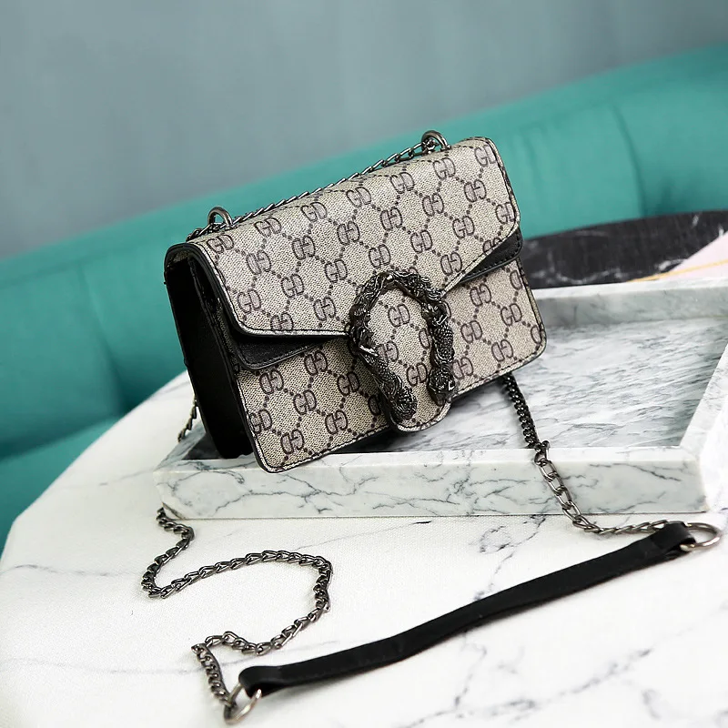 Girls Bag Women Messenger Bags 2019 New Retro PU lock lady Single Shoulder Bag Fashion printing chain oblique Bag
Girls Bag Women Messenger Bags 2019 New Retro PU lock lady Single Shoulder Bag Fashion printing chain oblique Bag