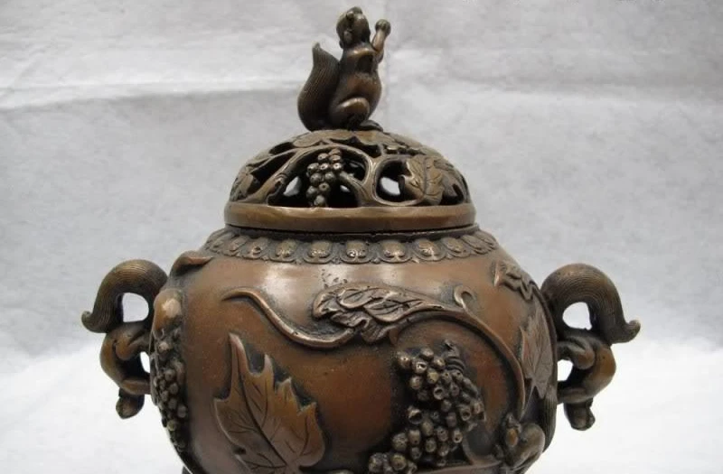 Chinese Folk classical Copper Buddhism squirrel Eat grape Censer incense burner
Chinese Folk classical Copper Buddhism squirrel Eat grape Censer incense burner