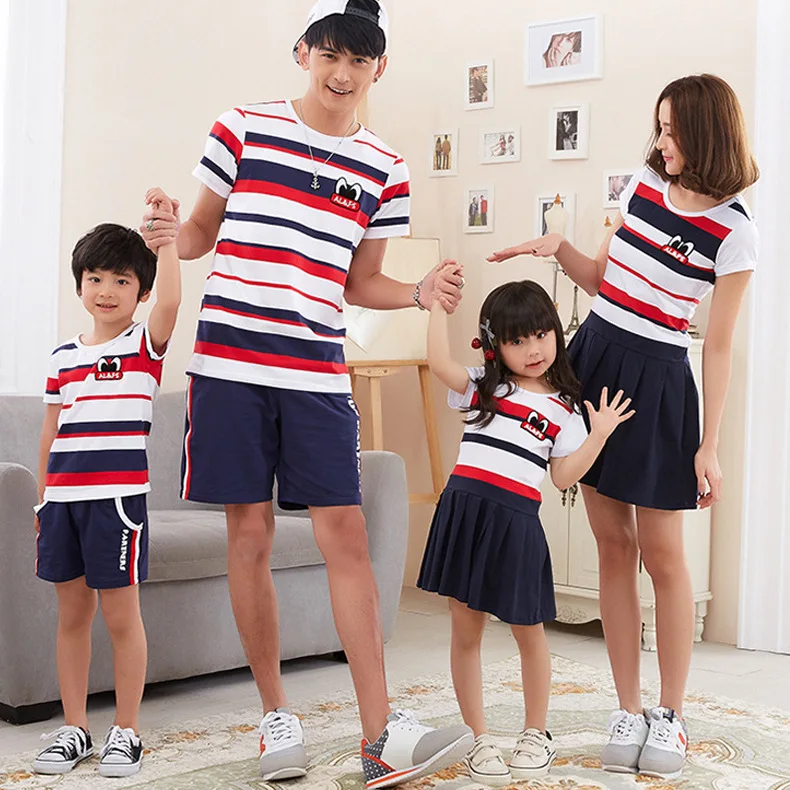 Wholesale Korean family clothing new short sleeve T-shirt Family fitted Dad Son daughter tshirt mother son outfits
Wholesale Korean family clothing new short sleeve T-shirt Family fitted Dad Son daughter tshirt mother son outfits