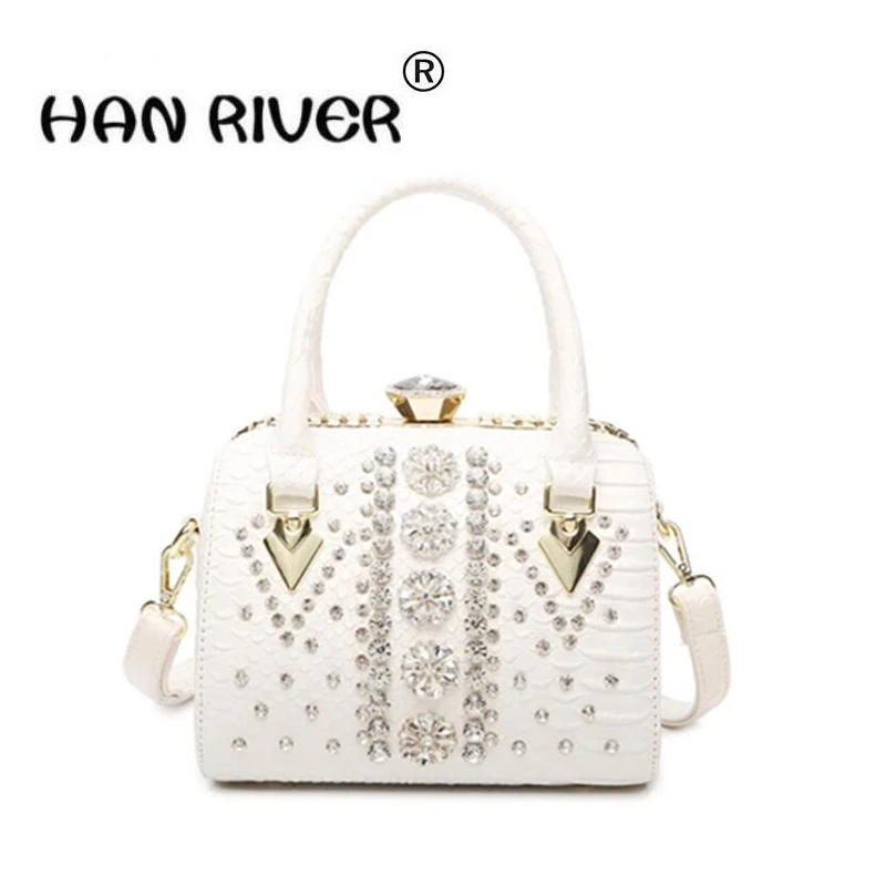 The new diamond-encrusted belt with a one-shouldered slanted shoulder bag with a small bag of snake-like locks
The new diamond-encrusted belt with a one-shouldered slanted shoulder bag with a small bag of snake-like locks