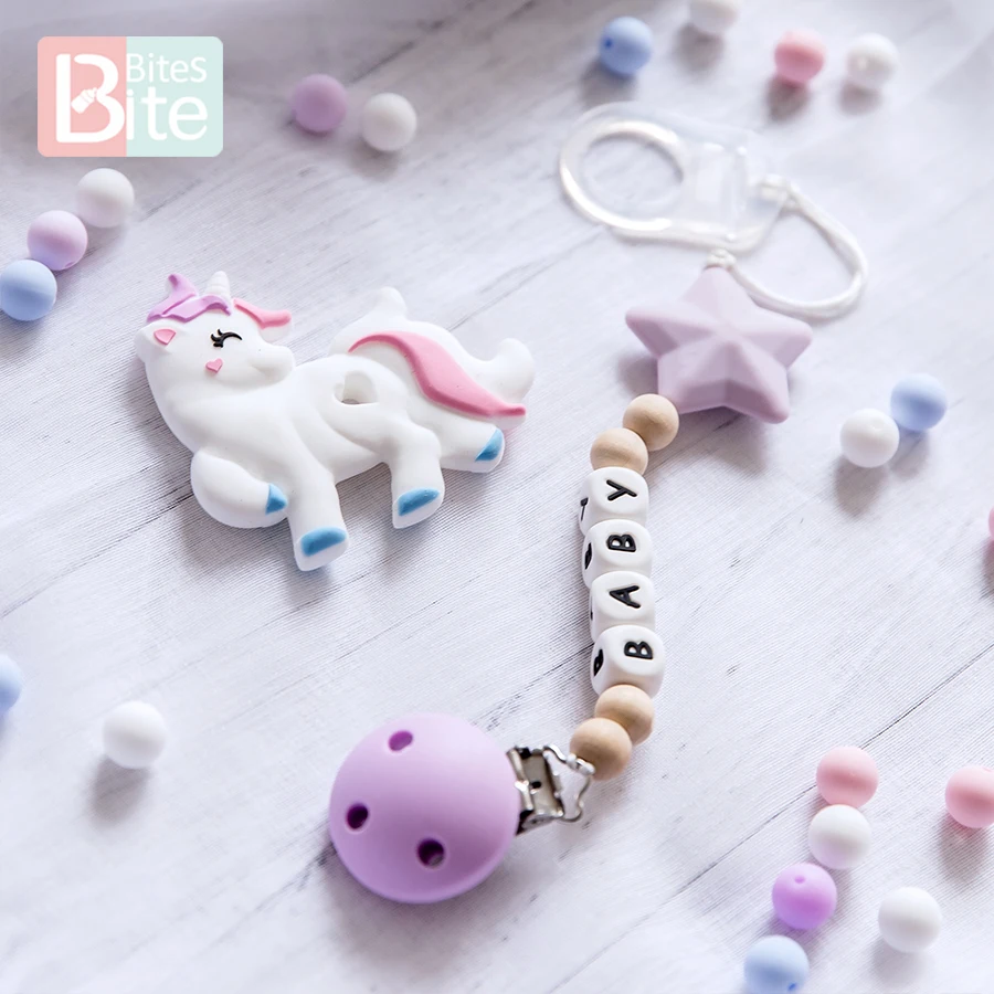 Bite Bites Baby Silicone Teether Personalized Name Animal Pacifier Clips Chain Pendant Food Grade Perle Silicone Beads Teething
Bite Bites Baby Silicone Teether Personalized Name Animal Pacifier Clips Chain Pendant Food Grade Perle Silicone Beads Teething