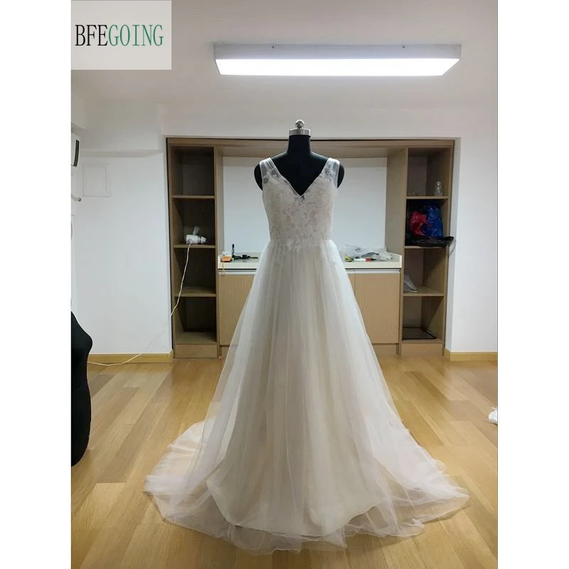 Ivory Applique Lace Tulle A-line Wedding Dress Floor -Length Chapel Train Sleeveless Real/Original Photos Custom made
Ivory Applique Lace Tulle A-line Wedding Dress Floor -Length Chapel Train Sleeveless Real/Original Photos Custom made
