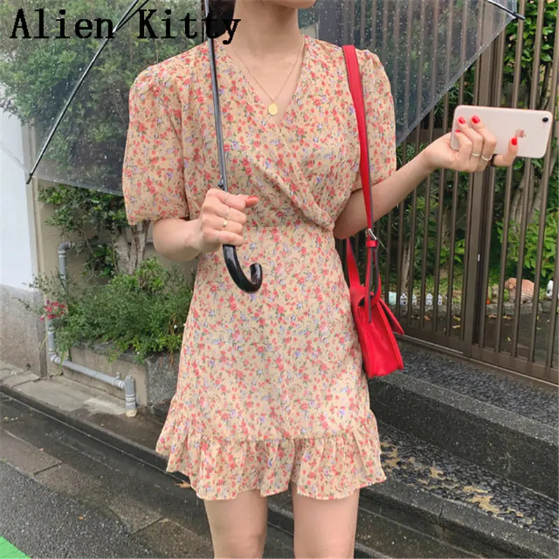 Alien Kitty Sweet Fresh Waist-Controlled Print V-Neck Short Sleeve Stylish Ruffles Elegant Summer Women All-Match Casual Dress
Alien Kitty Sweet Fresh Waist-Controlled Print V-Neck Short Sleeve Stylish Ruffles Elegant Summer Women All-Match Casual Dress