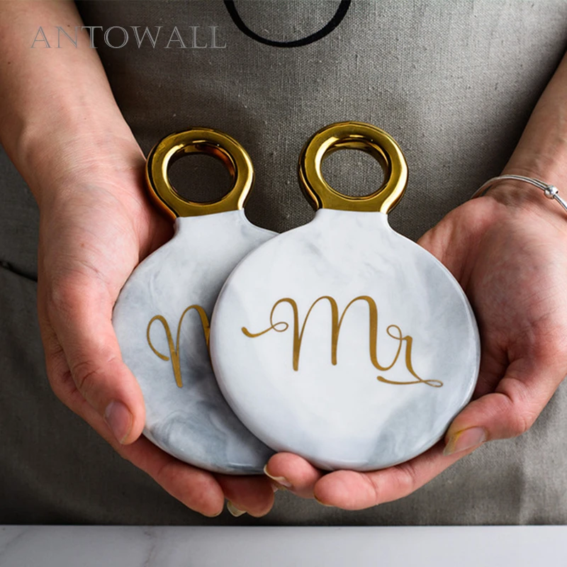 ANTOWALL Marbling Ceramic Coasters Nordic Style Mr and Mrs Gold plating Hang Rings Mug Mat Cup Accessories Couple of Cup Cushion
ANTOWALL Marbling Ceramic Coasters Nordic Style Mr and Mrs Gold plating Hang Rings Mug Mat Cup Accessories Couple of Cup Cushion