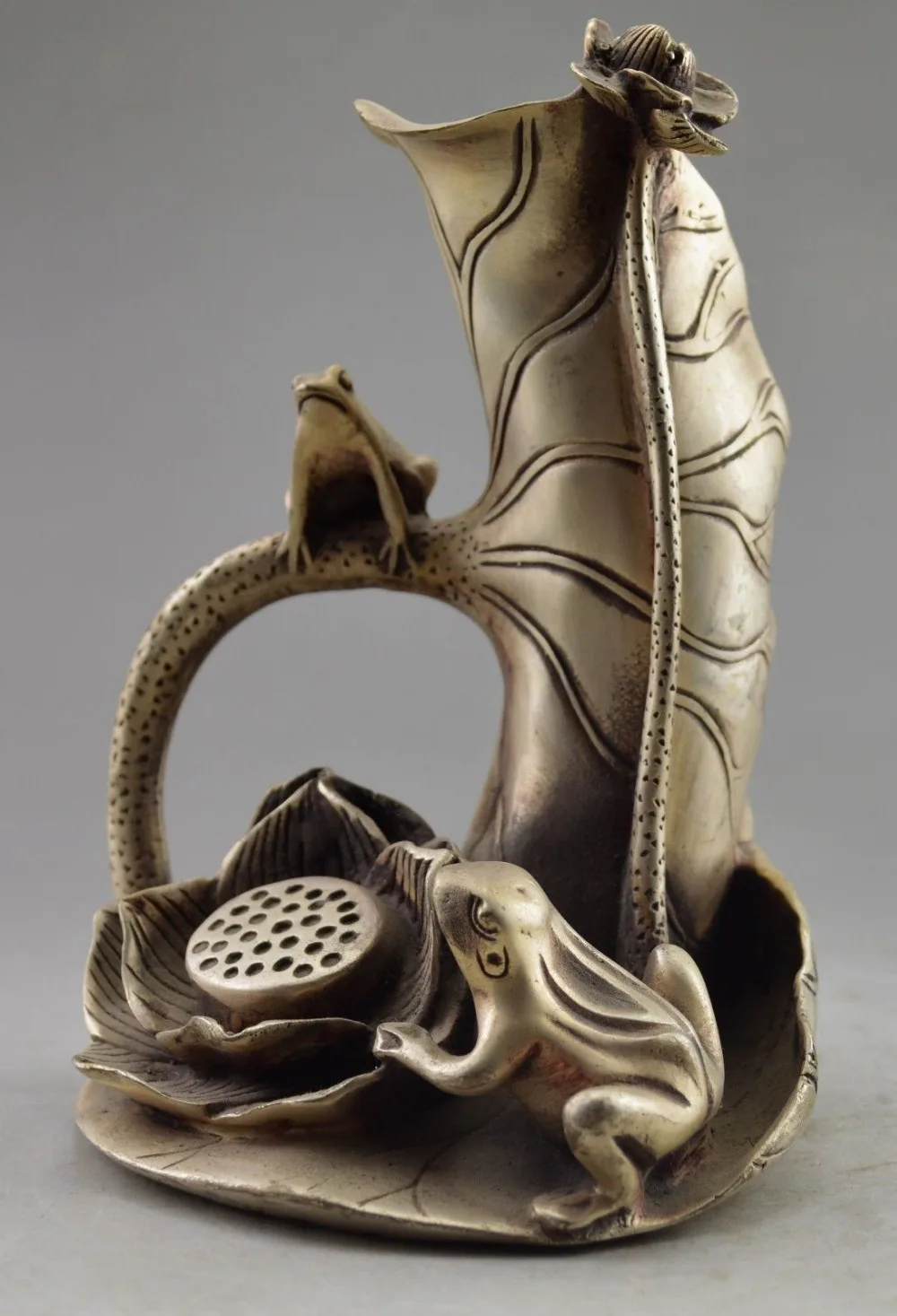 Collectible Decorated Old Handwork Tibet Silver Carved Frog On Lotus Statue wedding Tibetan Silver Decoration real Brass
Collectible Decorated Old Handwork Tibet Silver Carved Frog On Lotus Statue wedding Tibetan Silver Decoration real Brass