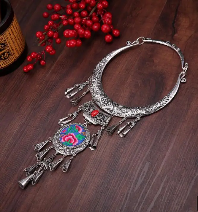 Yunnan national style retro gem big Necklace Tassel Necklace ancient silver ornament
Yunnan national style retro gem big Necklace Tassel Necklace ancient silver ornament