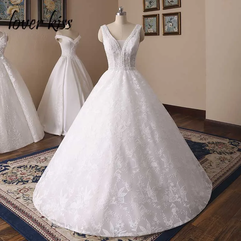 Lover Kiss Vestido De Noiva Modern V Neck Sleeveless Pearl Wedding Dresses Lace Floor Length Ivory Bridal Gowns For Wedding 2019
Lover Kiss Vestido De Noiva Modern V Neck Sleeveless Pearl Wedding Dresses Lace Floor Length Ivory Bridal Gowns For Wedding 2019