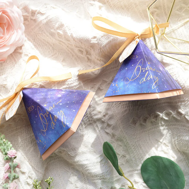 

50 Pcs Triangular Pyramid Floral Printed Garland Wedding Favors Candy Boxes Bomboniera Party Gift Box With Ribbons & Tags