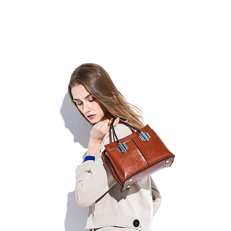 Famous designer handbags genuine leather women's messenger crossbody bags Female Shoulder bag Womans bags brand designers 2019
Famous designer handbags genuine leather women's messenger crossbody bags Female Shoulder bag Womans bags brand designers 2019