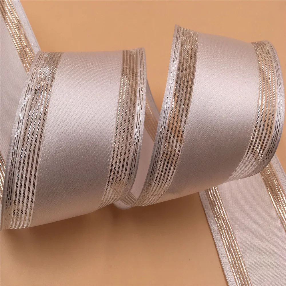 63mm X 25yards Wired Christmas Satin Ribbon with Stripes Silver Lurex Edges for Gift Box Wrapping N2196
63mm X 25yards Wired Christmas Satin Ribbon with Stripes Silver Lurex Edges for Gift Box Wrapping N2196