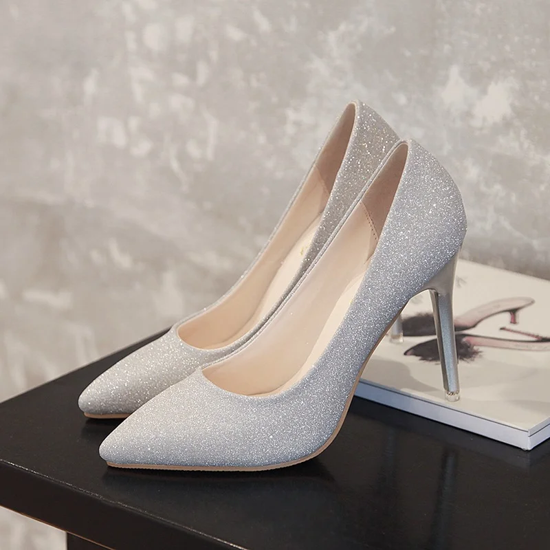 The spring and autumn shallow mouth with powdered gold silver fine pointed high-heeled shoes are comfortable all-match banquet
The spring and autumn shallow mouth with powdered gold silver fine pointed high-heeled shoes are comfortable all-match banquet