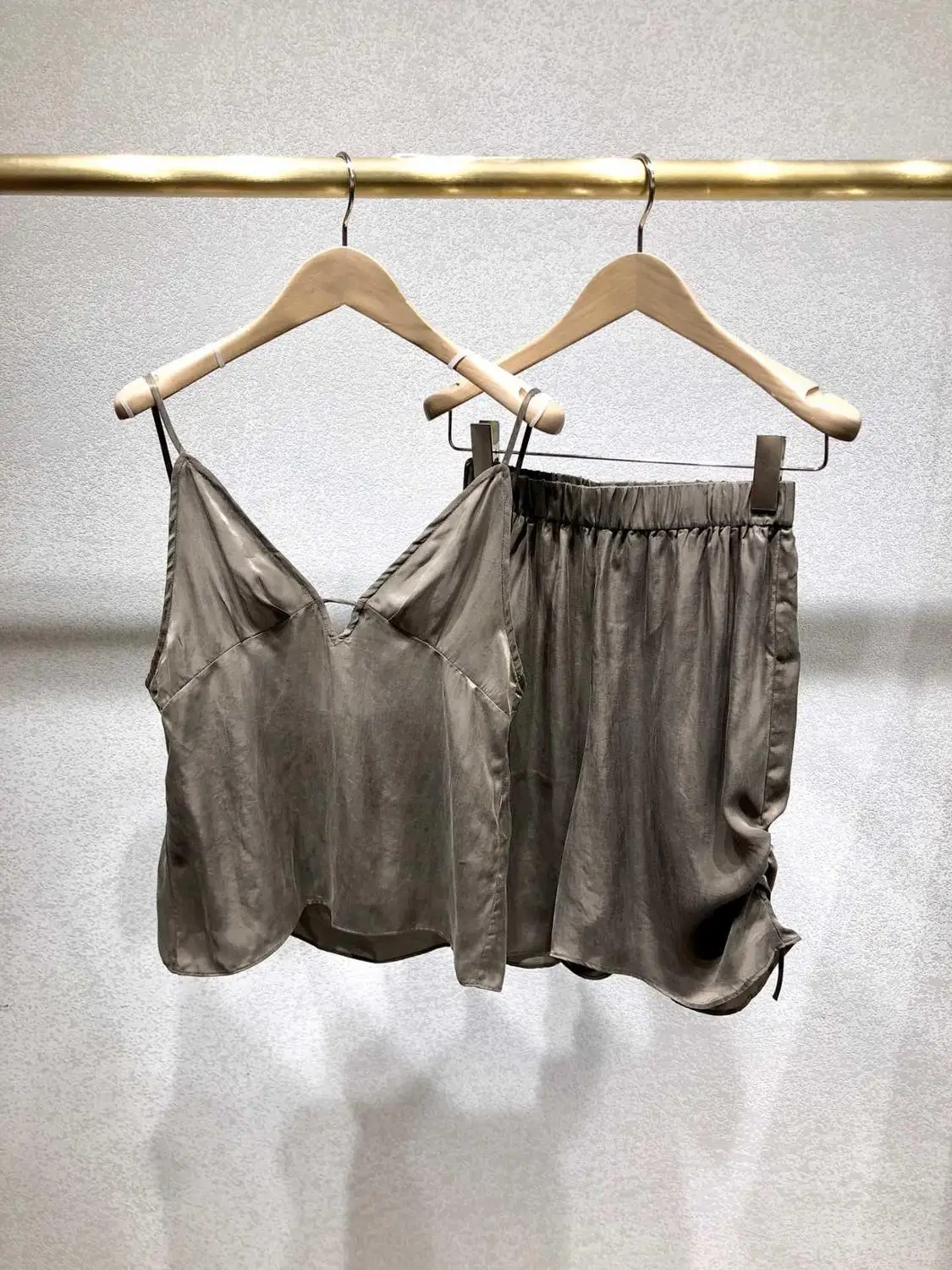 2019 ladies fashion suit sexy camisole ➕ texture pleated shorts 2 piece set 0531
2019 ladies fashion suit sexy camisole ➕ texture pleated shorts 2 piece set 0531