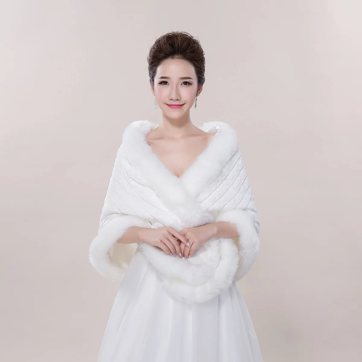 P060 New Fashion Wrapping open Big cloak Winter wedding bride wedding Shawl Warm Cloak Lady Faux Fur Shawl
P060 New Fashion Wrapping open Big cloak Winter wedding bride wedding Shawl Warm Cloak Lady Faux Fur Shawl