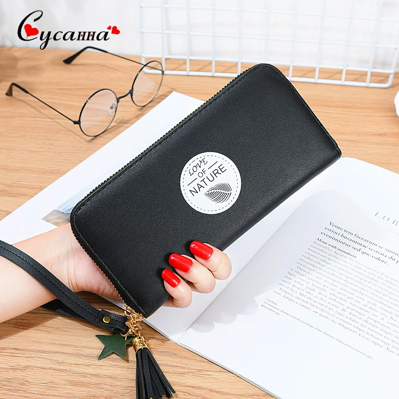 Printed lady's hand holds the wallet long Korean version of small fresh zip multifunctional mass fashion phone bag.
Printed lady's hand holds the wallet long Korean version of small fresh zip multifunctional mass fashion phone bag.