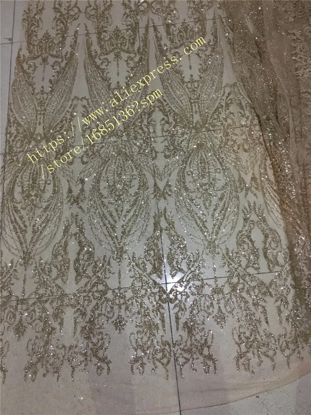 Модное 5 ярдов французское Сетчатое кружево с блестками блестящий новый дизайн африканская клееная блестящая кружевная ткань для вечеринки платье
Модное 5 ярдов французское Сетчатое кружево с блестками блестящий новый дизайн африканская клееная блестящая кружевная ткань для вечеринки платье