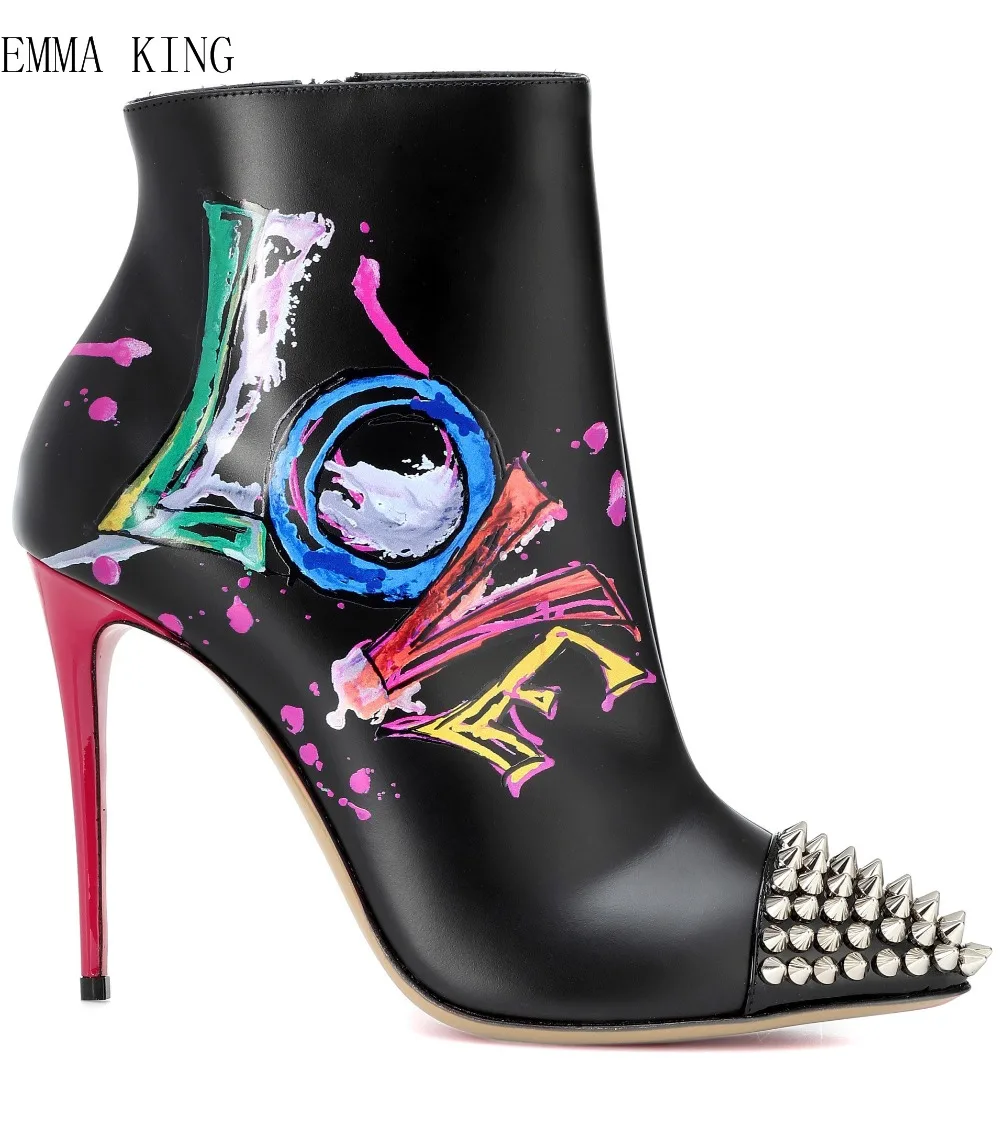 Winter modis New Women Ankle Boots Graffiti Design Rivets Studded High Heels Shoes Side Zipper Pointed Toe Ladies Martin Boots
Winter modis New Women Ankle Boots Graffiti Design Rivets Studded High Heels Shoes Side Zipper Pointed Toe Ladies Martin Boots