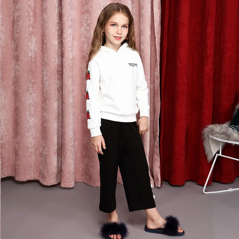 Girls' Western style sweater hooded autumn suit new children's white long sleeved sweater tide T-shirt
Girls' Western style sweater hooded autumn suit new children's white long sleeved sweater tide T-shirt