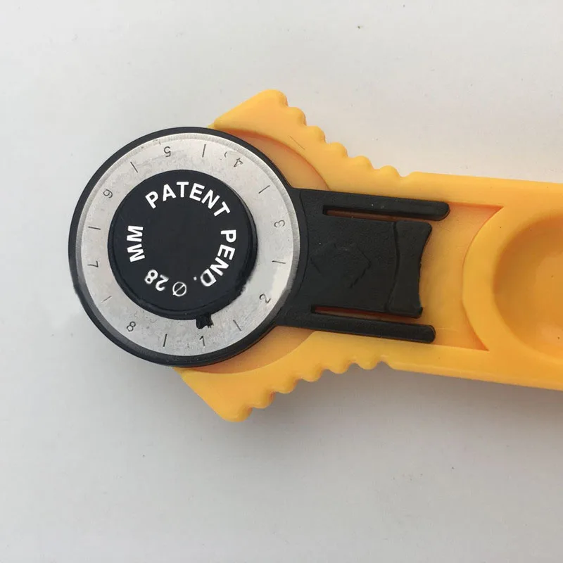 1pcs Sewing Tool Roller Cutter Circular Rotary Blade Patchwork Leather DIY Craft Cloth Fabric Cutter Sewing Tools Accesory 28mm
1pcs Sewing Tool Roller Cutter Circular Rotary Blade Patchwork Leather DIY Craft Cloth Fabric Cutter Sewing Tools Accesory 28mm