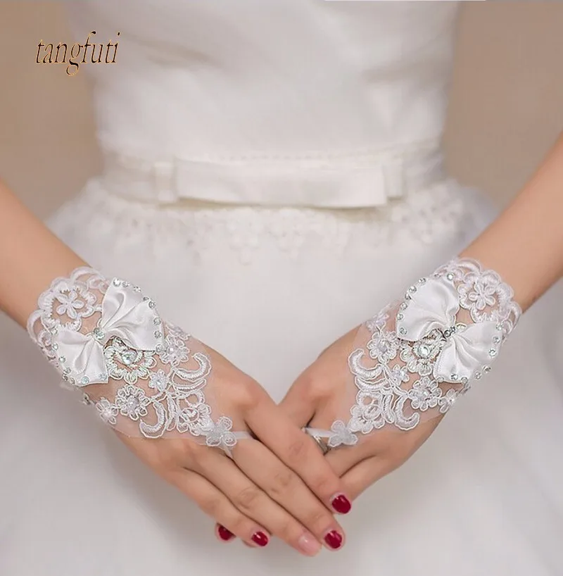 Фото Charming White Ivory Short Wedding Gloves Crystals Beaded Bow Knot Wrist Length Fingerless Lace Bridal | Свадьбы и торжества