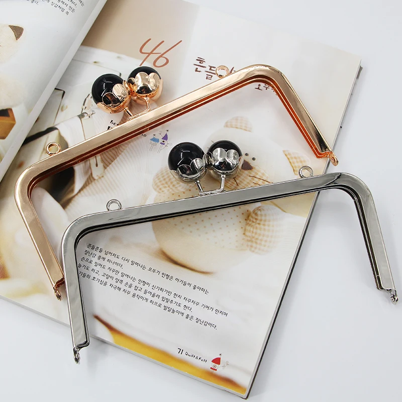 New Pattern 20cm Silver Gold Big Black Pearl Ball Metal Purse Frame Coin Sewing Diy Handbag Accessories Obag Handle Dropshipping
New Pattern 20cm Silver Gold Big Black Pearl Ball Metal Purse Frame Coin Sewing Diy Handbag Accessories Obag Handle Dropshipping