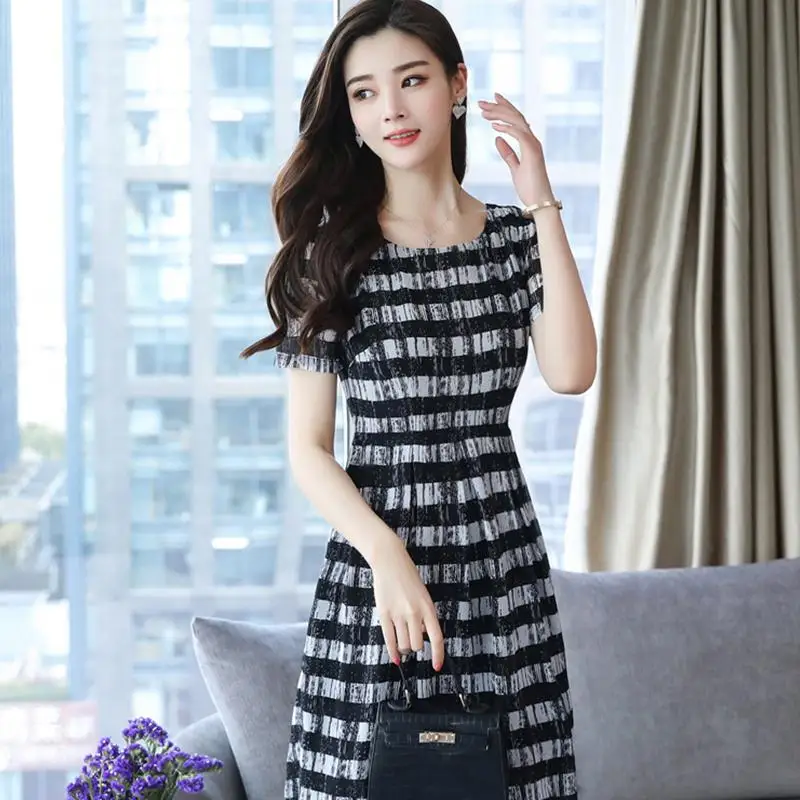 Yfashion Women Summer Stripes Printing Tight Waist Loose Short Sleeve A-line Dress Beautiful Girl Leisure Dress Comfortable Slim
Yfashion Women Summer Stripes Printing Tight Waist Loose Short Sleeve A-line Dress Beautiful Girl Leisure Dress Comfortable Slim