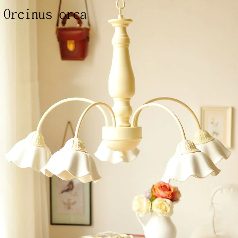 European retro ceramics chandelier living room bedroom restaurant Nordic country simple decoration white chandelier.
European retro ceramics chandelier living room bedroom restaurant Nordic country simple decoration white chandelier.