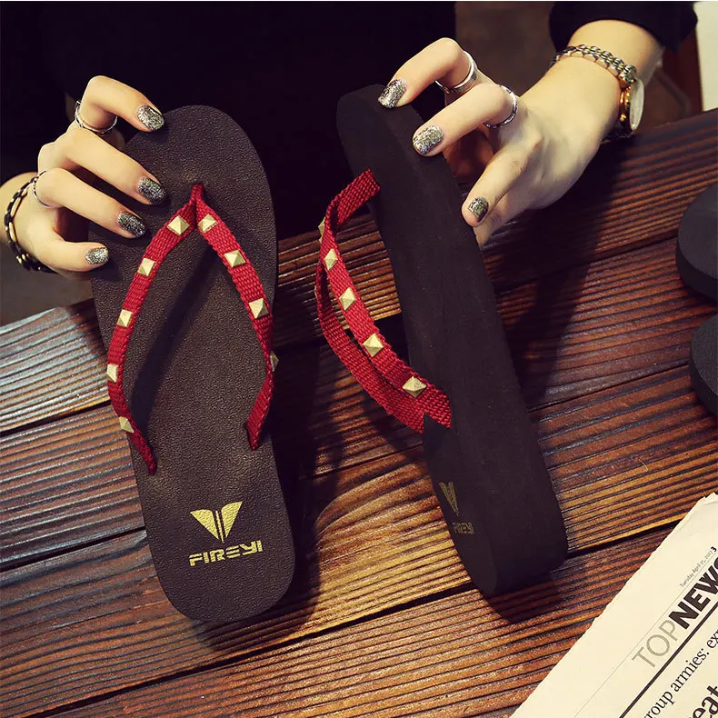 New 2019 Women Flip Flops Beach Sandals Fashion Rivet Slippers Summer Women Flats Shoes Woman Flat Sandals 3425
New 2019 Women Flip Flops Beach Sandals Fashion Rivet Slippers Summer Women Flats Shoes Woman Flat Sandals 3425