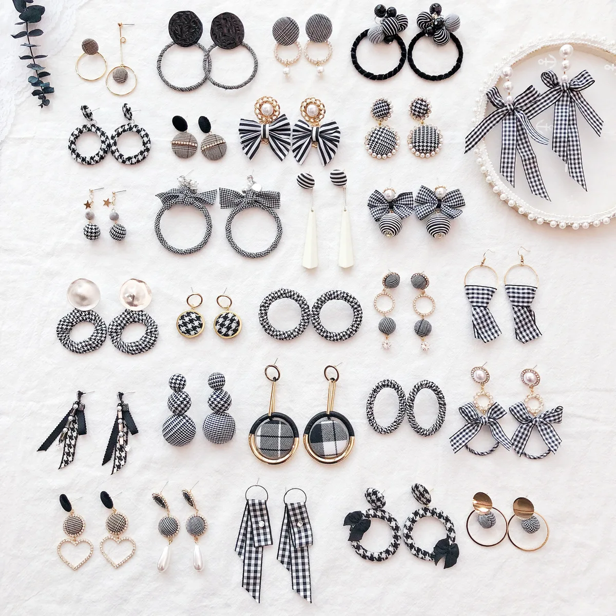 Ins Style Simple Design Grid Fashion Women Earrings Big Bead Pearl Earrings Classic Delicate Jewelry Lattice Cute Long Earrings
Ins Style Simple Design Grid Fashion Women Earrings Big Bead Pearl Earrings Classic Delicate Jewelry Lattice Cute Long Earrings