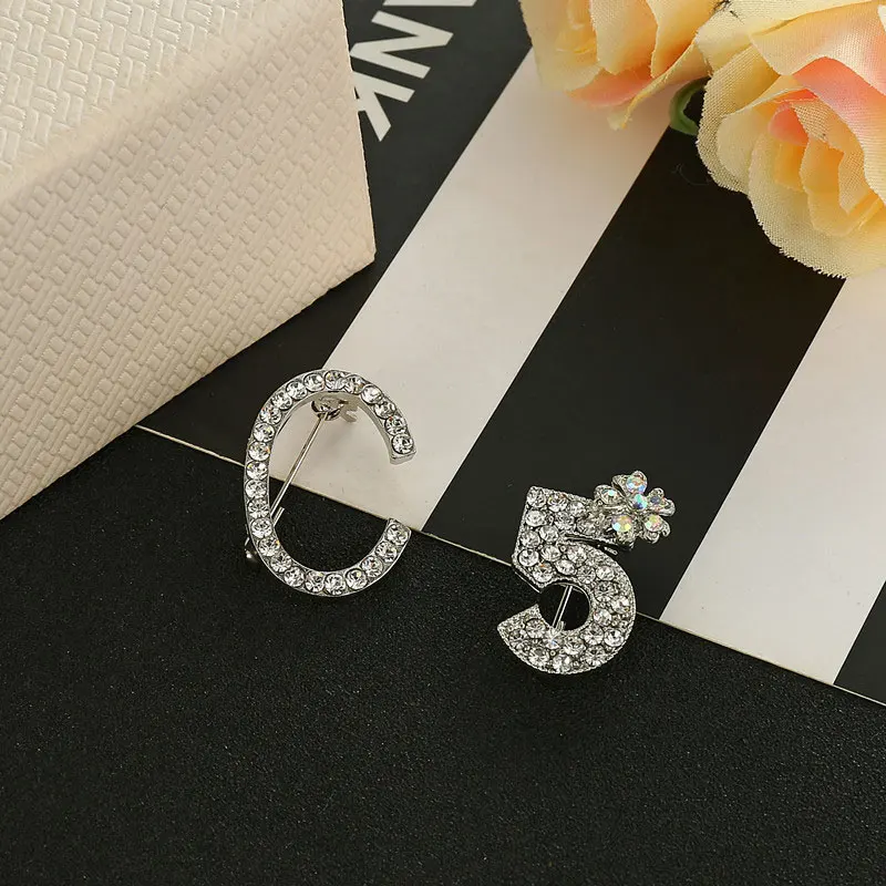 Fashion Luxury Number 5 Letters Full Water Drill Brooches Pin Color Flower Letter C Woman Party Wedding Brooch Broche
Fashion Luxury Number 5 Letters Full Water Drill Brooches Pin Color Flower Letter C Woman Party Wedding Brooch Broche