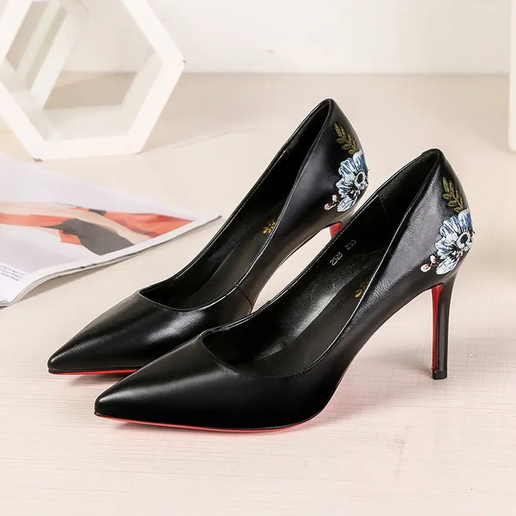 Europe and America sexy pointed high heels concise elegant stiletto embroidery womens shoes 2020 new wild black single shoes 
Europe and America sexy pointed high heels concise elegant stiletto embroidery womens shoes 2020 new wild black single shoes