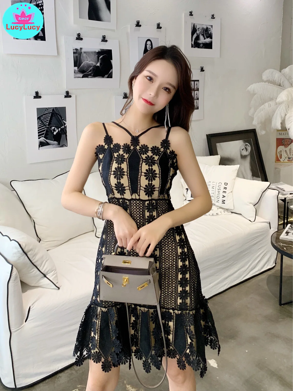 2019 summer Korean version of the new water soluble flower stitching Slim thin cross strap lace dress Zippers Spaghetti Strap
2019 summer Korean version of the new water soluble flower stitching Slim thin cross strap lace dress Zippers Spaghetti Strap