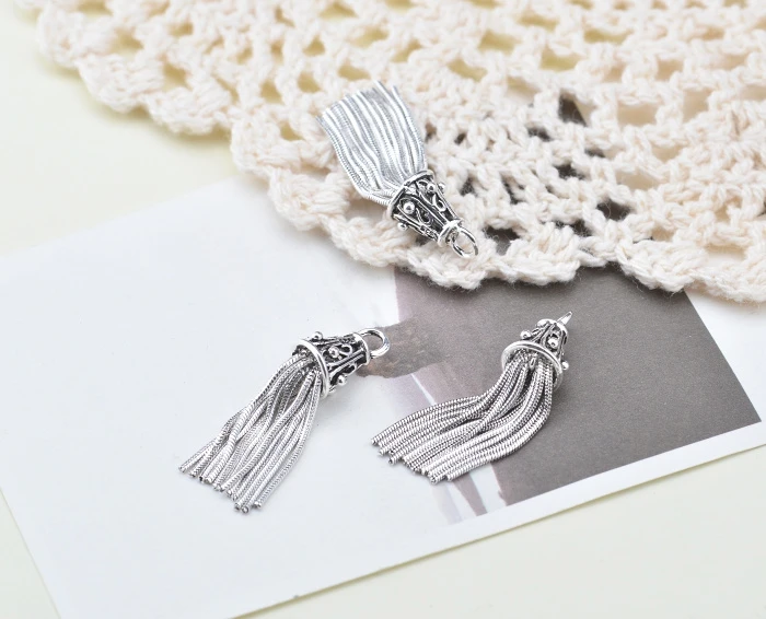 silver-tassels003c