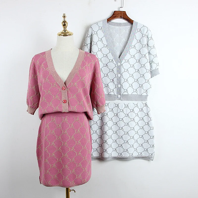 Two-piece Suit with Little Fragrance, Loose V-neck, Bright Silk Knitted Open-top, Hip-wrapped Skirt and Short Skirt
Two-piece Suit with Little Fragrance, Loose V-neck, Bright Silk Knitted Open-top, Hip-wrapped Skirt and Short Skirt