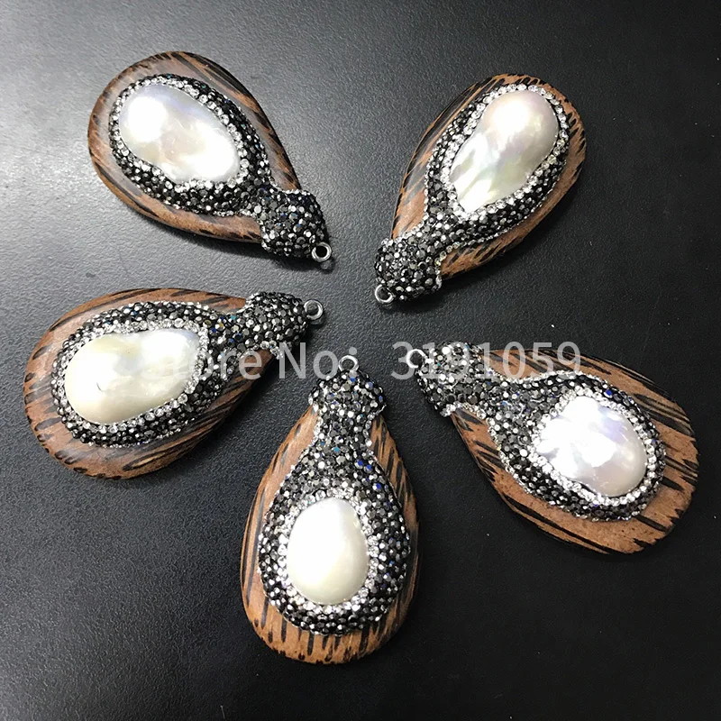The style of vintage style is inlaid with large white pearl pendant and elegant temperament accessories accessories
The style of vintage style is inlaid with large white pearl pendant and elegant temperament accessories accessories