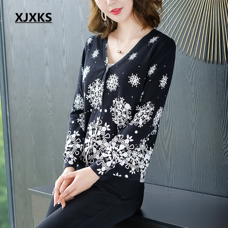 XJXKS Snowflake Pattern Print Women Sweater High Quality Cardigan Women Vintage Reactive Printing Sweater Coat
XJXKS Snowflake Pattern Print Women Sweater High Quality Cardigan Women Vintage Reactive Printing Sweater Coat