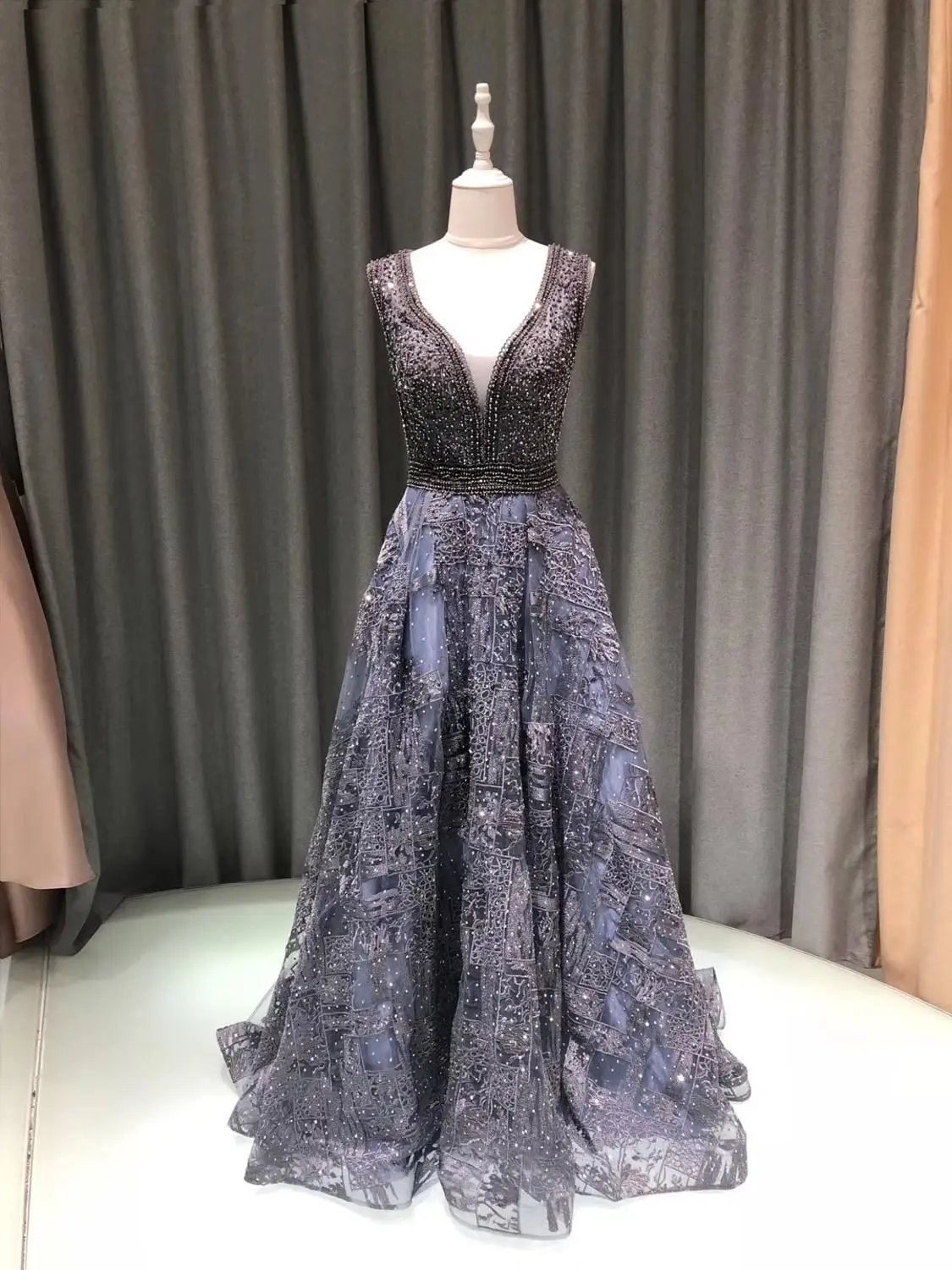 Dubai Design Luxury Blue V-Neck Prom Dresses 2019 Crystal Sleeveless Beach Evening Gowns Long Real Photo robe de soiree
Dubai Design Luxury Blue V-Neck Prom Dresses 2019 Crystal Sleeveless Beach Evening Gowns Long Real Photo robe de soiree