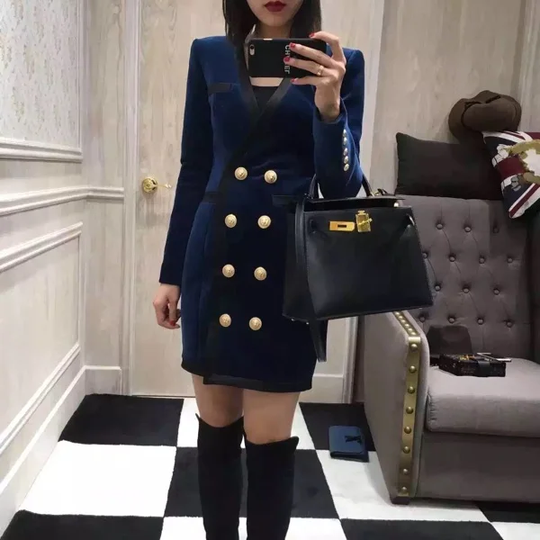 2016 Runway Fashion NEW Luxury Velvet Mini Dress V-neck Long sleeved With Double Breasted Lion gold buttons Back Zipper
2016 Runway Fashion NEW Luxury Velvet Mini Dress V-neck Long sleeved With Double Breasted Lion gold buttons Back Zipper