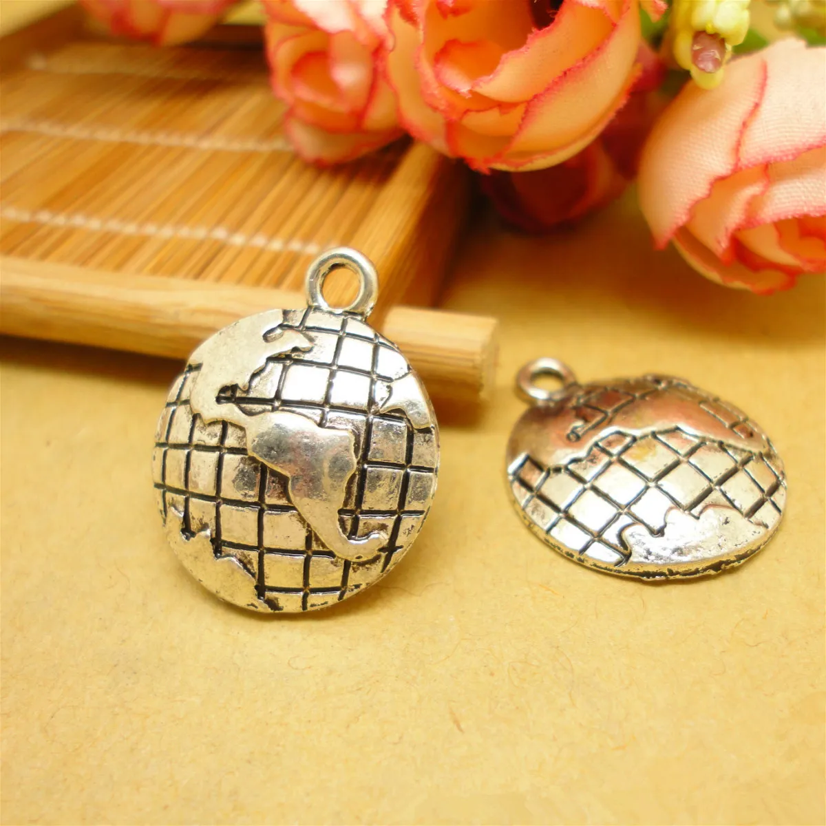 Daisies 200PCS 24mm*20mm Zinc Alloy Travel Theme Planet Globe Charms Vintage Style Earth World Map Pendant Diy Jewelry
Daisies 200PCS 24mm*20mm Zinc Alloy Travel Theme Planet Globe Charms Vintage Style Earth World Map Pendant Diy Jewelry