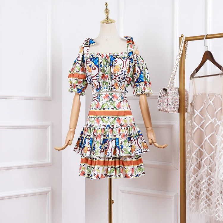 2019 Women's Runway Off the shoulder Knotted shoulder ties top+High waisted Majolica Print Tiered Pleated mini skirt in cotton
2019 Women's Runway Off the shoulder Knotted shoulder ties top+High waisted Majolica Print Tiered Pleated mini skirt in cotton