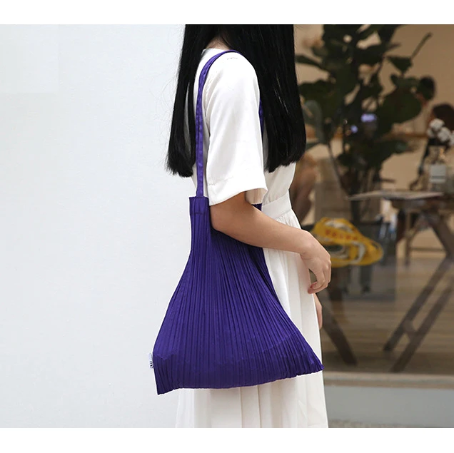 vertical pleats shopping bag Lightweight and durable totes bags thick chiffon pleated shoulder bags
vertical pleats shopping bag Lightweight and durable totes bags thick chiffon pleated shoulder bags