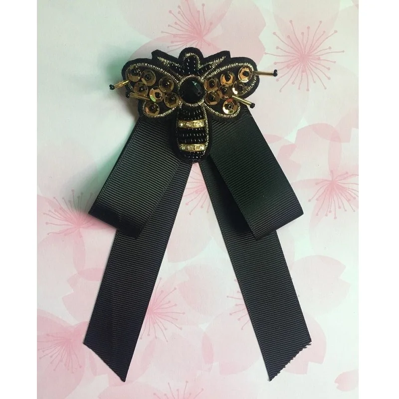 2018 New Crystal Women Brooches Pins Fabric Sequins Bee Tie Necktie Corsage Cute Pearl Brooch for Women Cloth Dress Accessories 
2018 New Crystal Women Brooches Pins Fabric Sequins Bee Tie Necktie Corsage Cute Pearl Brooch for Women Cloth Dress Accessories