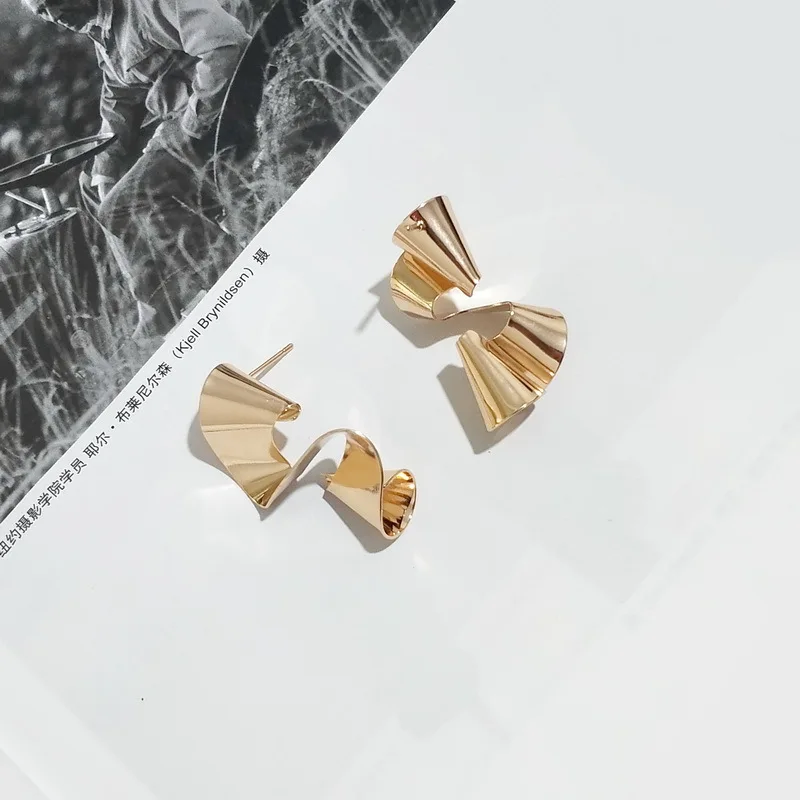 European Fashion Punk Metal Gold Geometric Warping Women Stud Earrings Night Club Hip Hop Jewelry
European Fashion Punk Metal Gold Geometric Warping Women Stud Earrings Night Club Hip Hop Jewelry