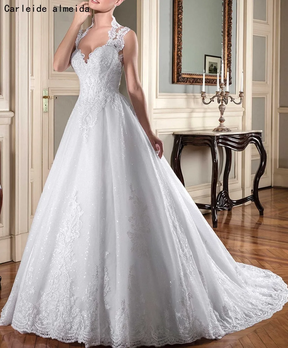 Vestido de noiva Sequined Tulle Wedding Dresses with Lace Appliques Chapel Train Wedding Gowns
Vestido de noiva Sequined Tulle Wedding Dresses with Lace Appliques Chapel Train Wedding Gowns