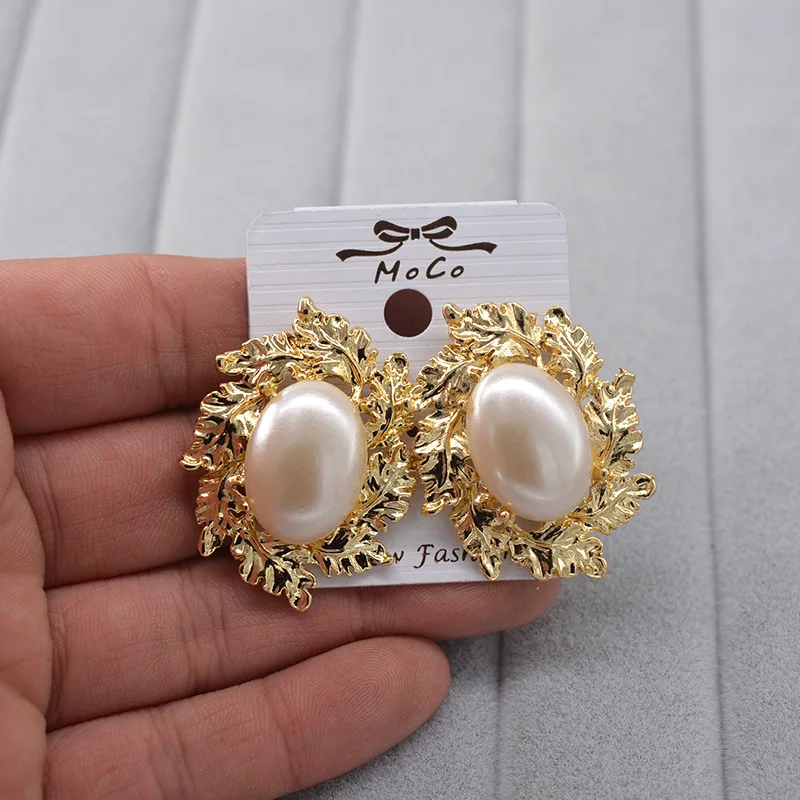 Korean New Design Vintage Exaggerated Baroque Gold Metal Big Leaf Pearl Earrings For Women Gift Wedding Jewelry
Korean New Design Vintage Exaggerated Baroque Gold Metal Big Leaf Pearl Earrings For Women Gift Wedding Jewelry