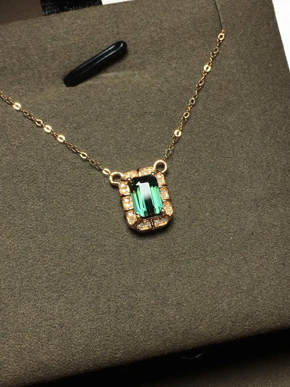 Fine Jewelry High Chic 100% Natural Green Tourmaline Gemstone 1ct Pendant Vintage Torques Pendants Neckalces for Women
Fine Jewelry High Chic 100% Natural Green Tourmaline Gemstone 1ct Pendant Vintage Torques Pendants Neckalces for Women